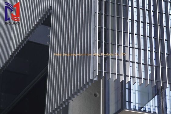 Producten van roosters van aluminiumlegeringen voor bekleding van muren
